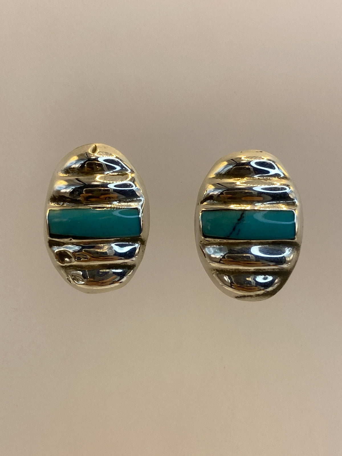 Par de aretes de plata 925 con turquesa azul cielo, diseño ovalado ondulado