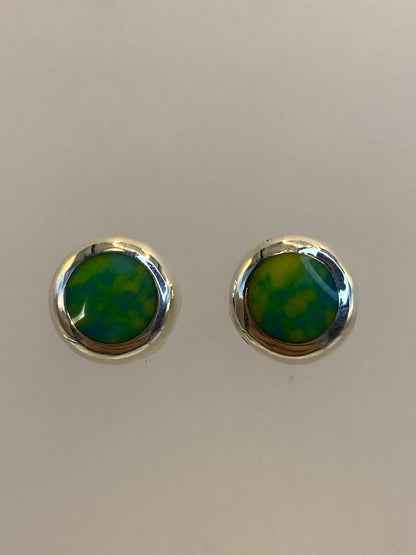 Par de aretes de plata con incrustación de piedra multicolor verde y azul