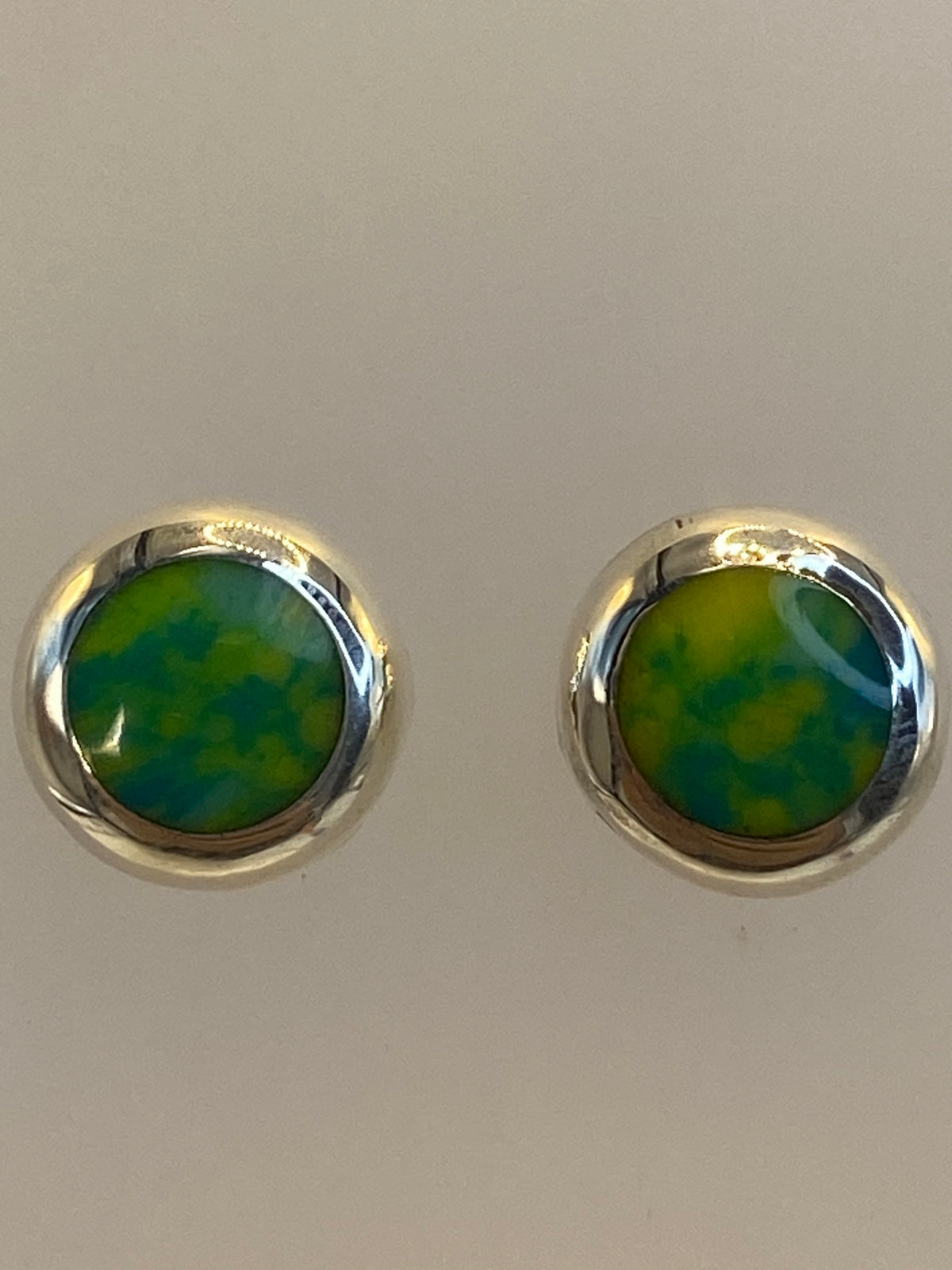 Aretes sobre regla métrica mostrando el largo de 1.4 cm