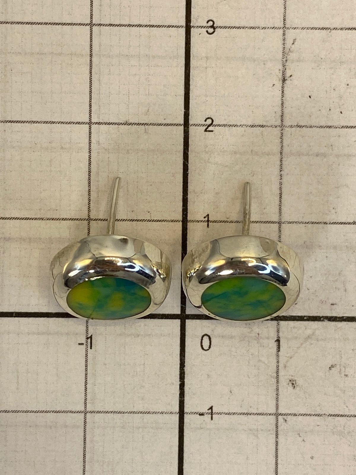 Reverso de los aretes con marca del Quinto 925 y poste de plata