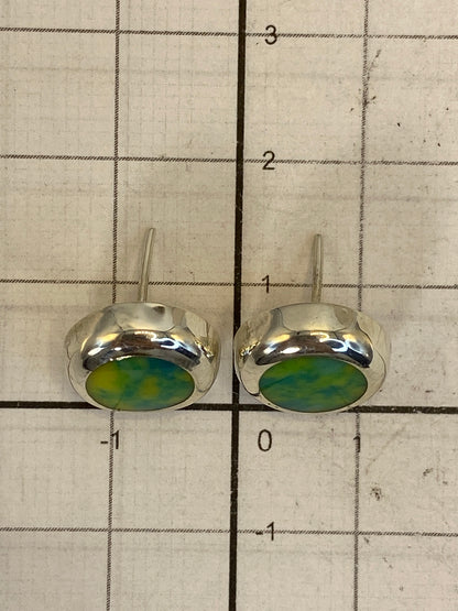 Reverso de los aretes con marca del Quinto 925 y poste de plata