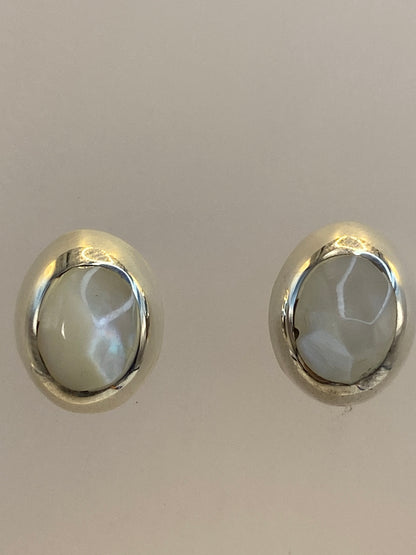 Los dos aretes alineados, visto frontal, mostrando simetría y acabado pulido