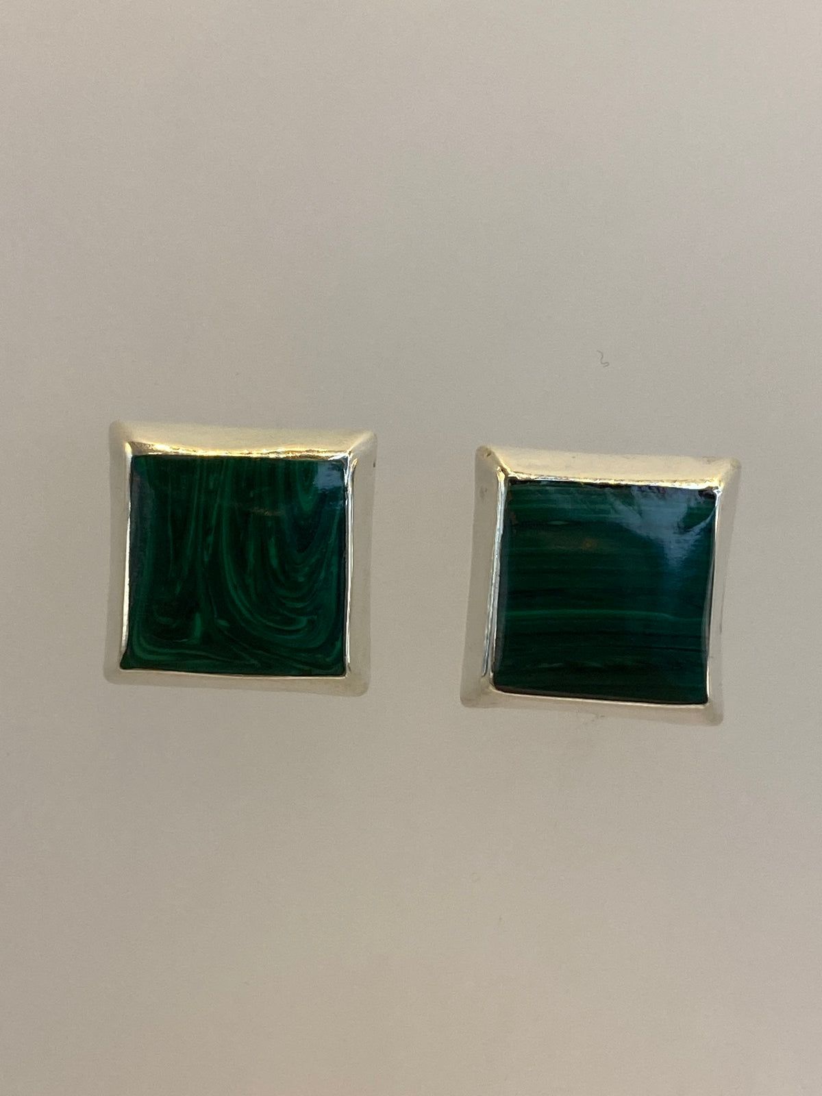 Par de aretes cuadrados de plata 925 con incrustación multicolor, sobre fondo blanco