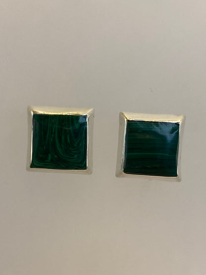 Par de aretes cuadrados de plata 925 con incrustación multicolor, sobre fondo blanco