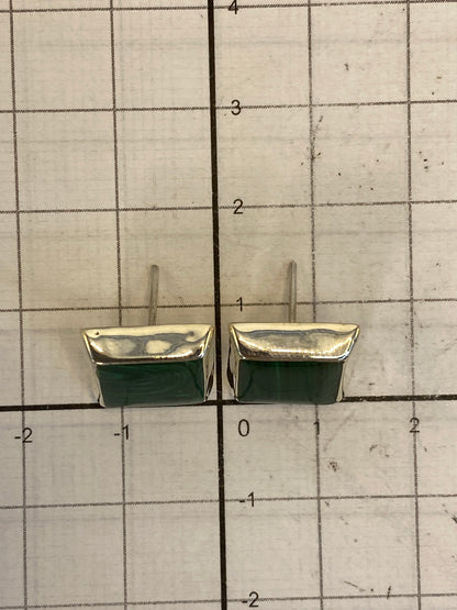 Aretes en la mano mostrando el tamaño real de 1.3 cm