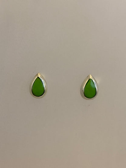 Aretes minimalistas con piedra verde olivo, detalle del engaste a mano