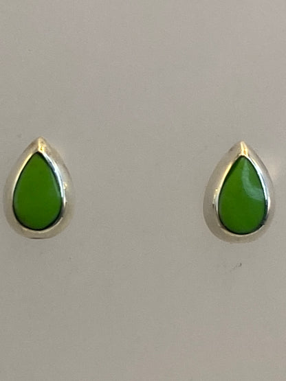 Aretes de plata verde olivo vistos de frente sobre fondo blanco
