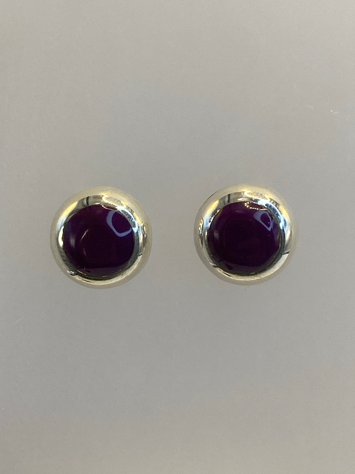 Par de aretes de plata 925 con piedra morada engastada a mano, vista frontal
