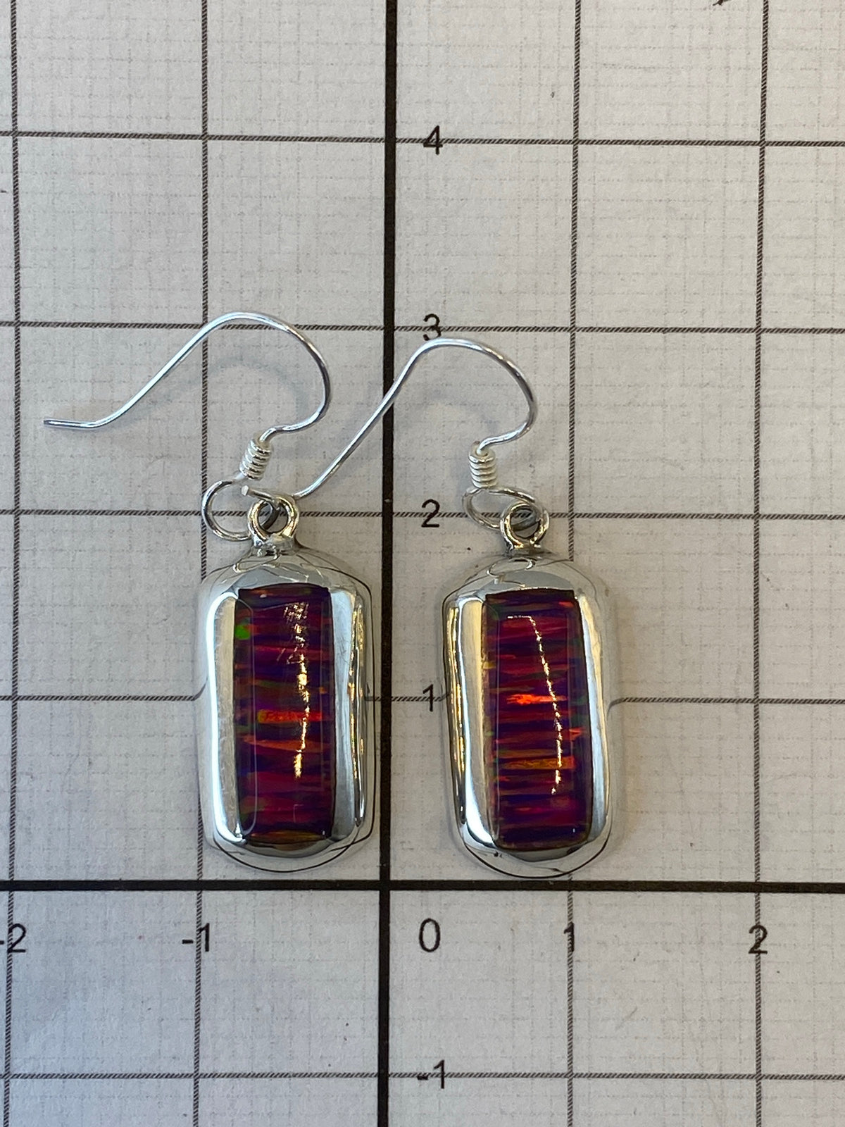 Aretes puestos — el ópalo de fuego brilla con movimiento de color