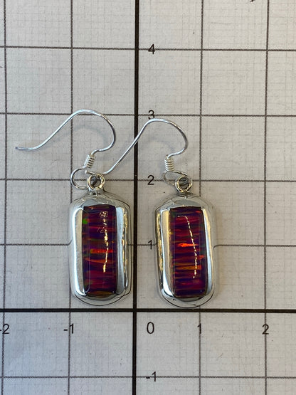 Aretes puestos — el ópalo de fuego brilla con movimiento de color
