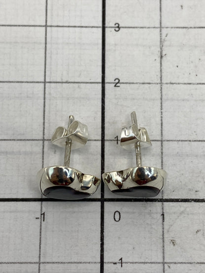 Aretes de Taxco sobre medidor de escala mostrando tamaño compacto de 1.4 cm