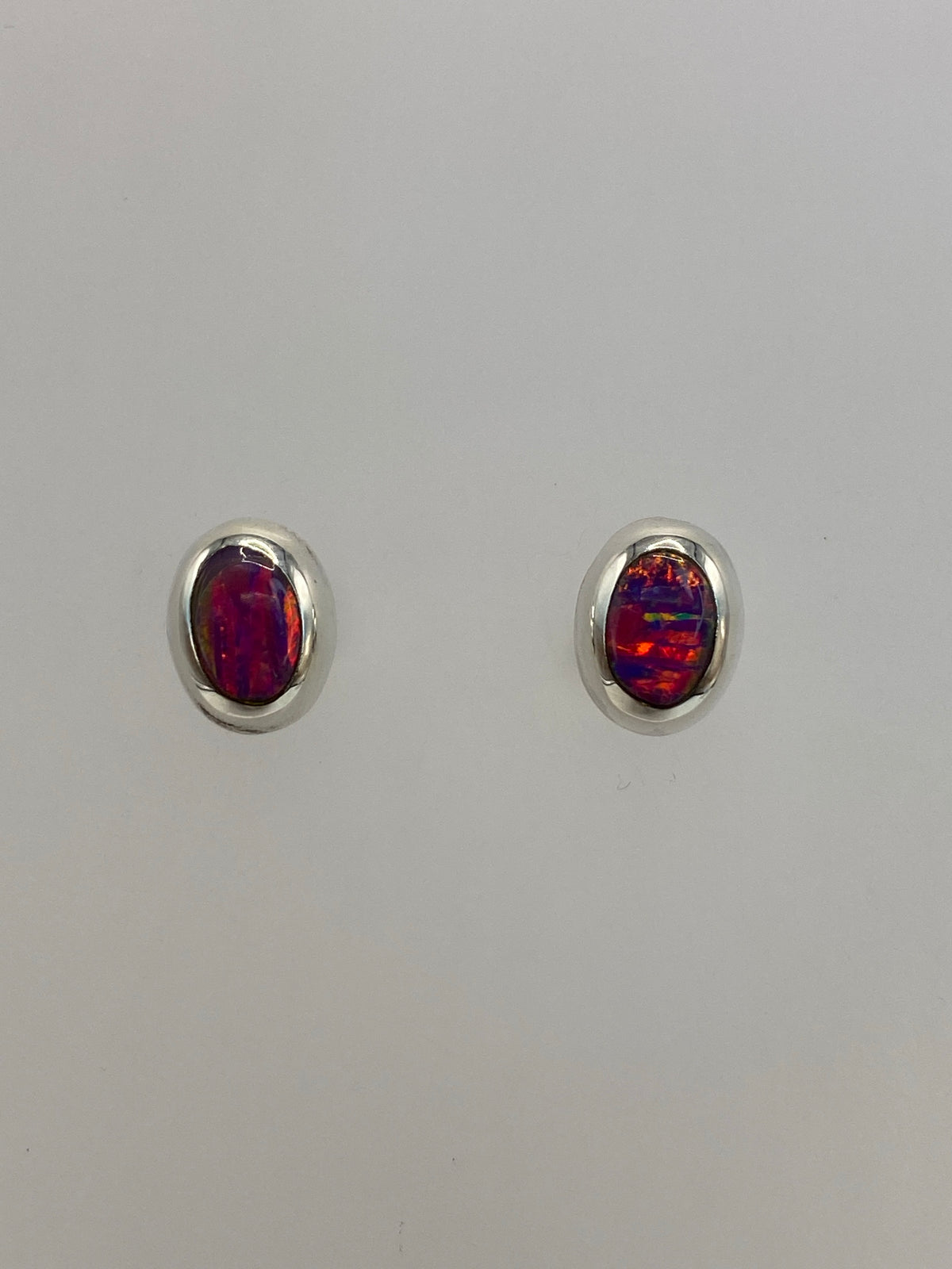 Par de aretes de plata 925 con ópal de fuego en tonos lavanda y morado