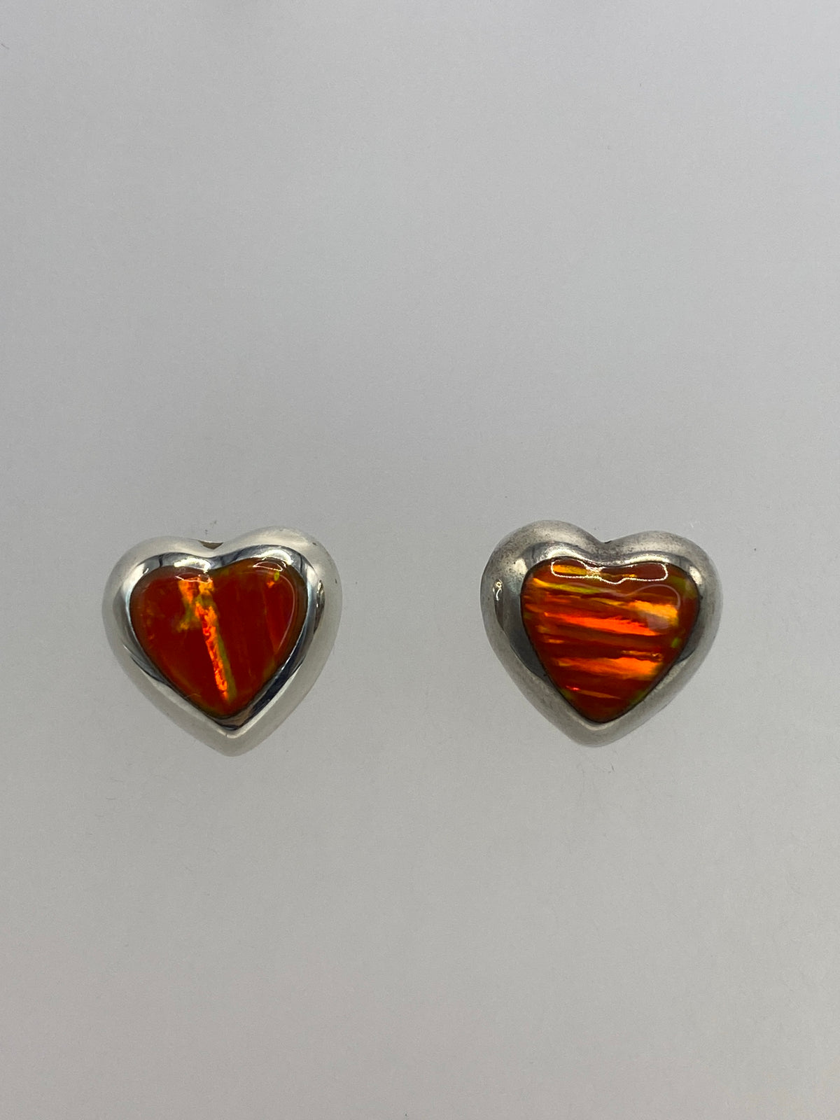 Par de aretes de plata con ópalo de Fuego naranja, vistos de frente