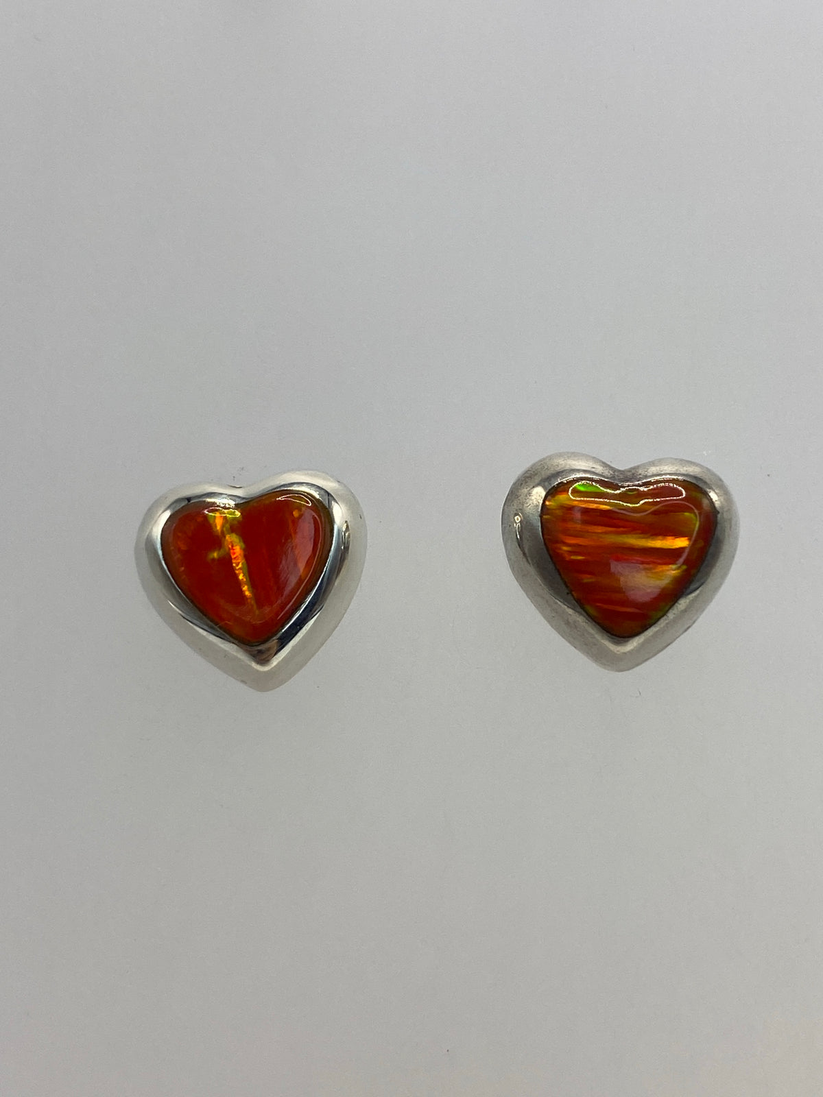Detalle de engaste a mano del ópalo de Fuego en plata 925