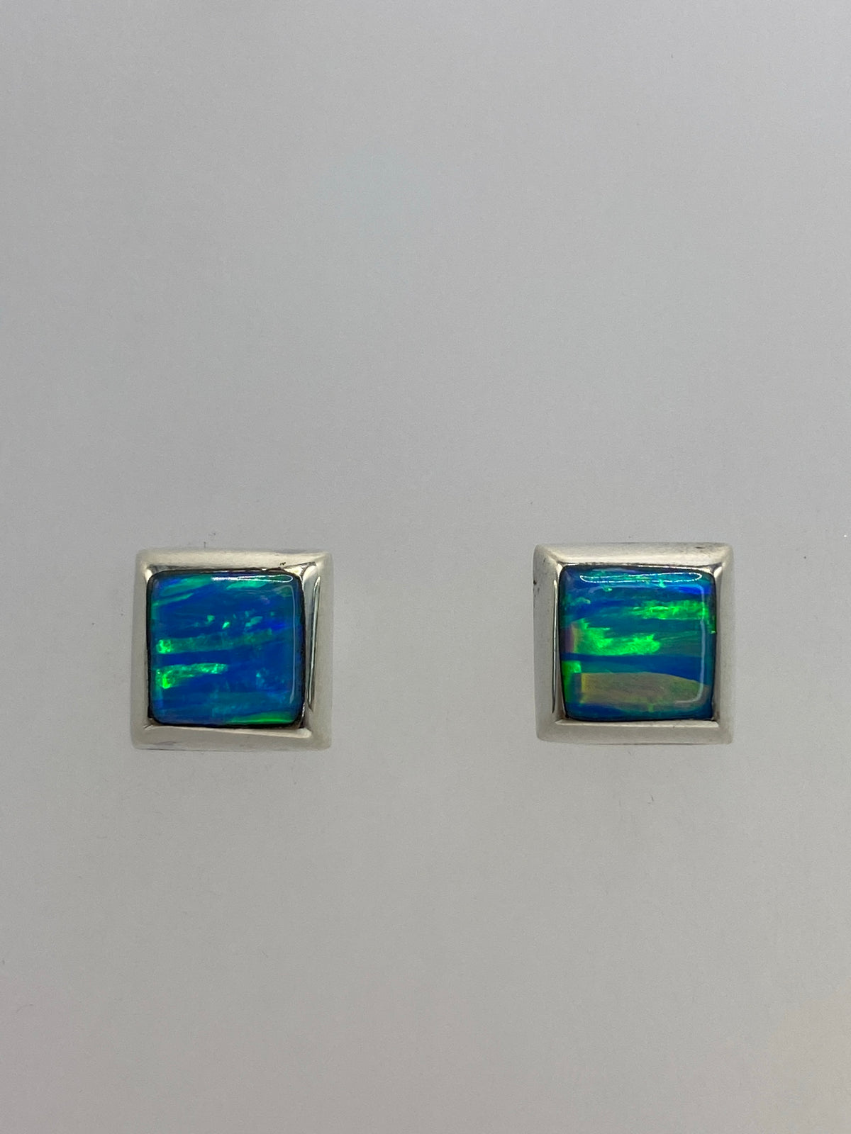 Aretes cuadrados de plata 925 con ópalo de fuego azul cielo engastados a mano