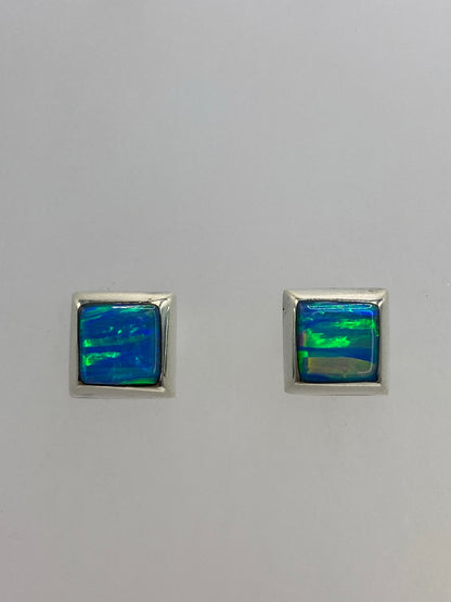 Aretes cuadrados de plata 925 con ópalo de fuego azul cielo engastados a mano