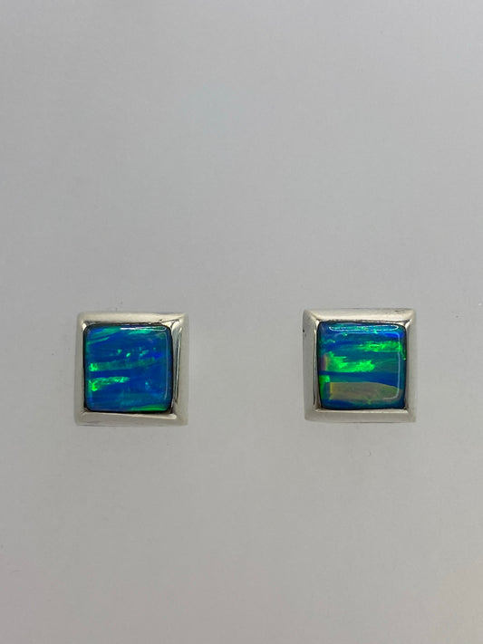 Aretes cuadrados de plata 925 con ópalo de fuego azul cielo engastados a mano