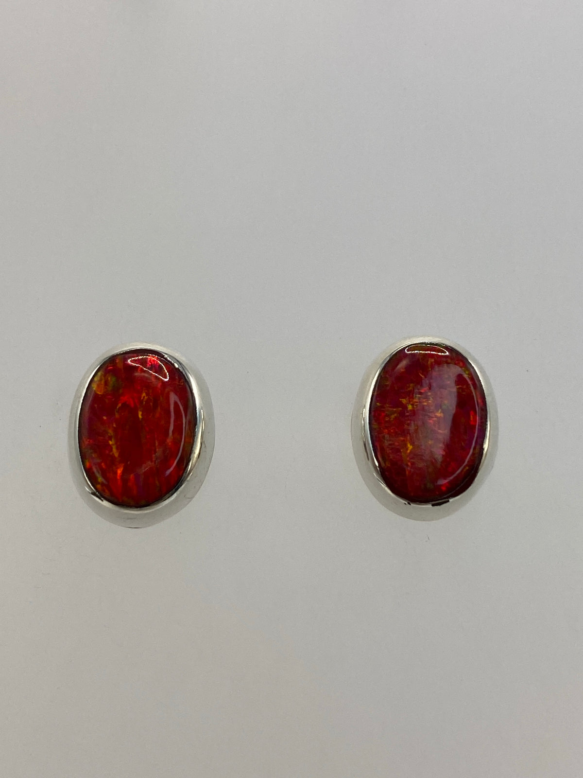 Par de aretes de plata con ópalo de fuego rojo engastado