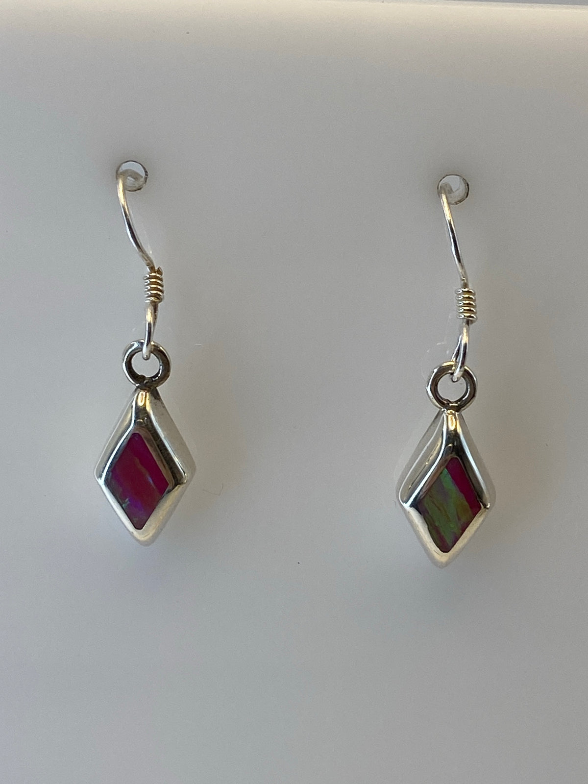 Par de aretes de plata con Ópalo de Fuego verde olivo en forma de diamante
