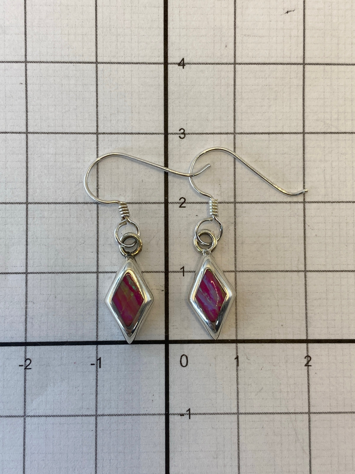 Detalle del reverso de los aretes mostrando el sello 925 de autenticidad