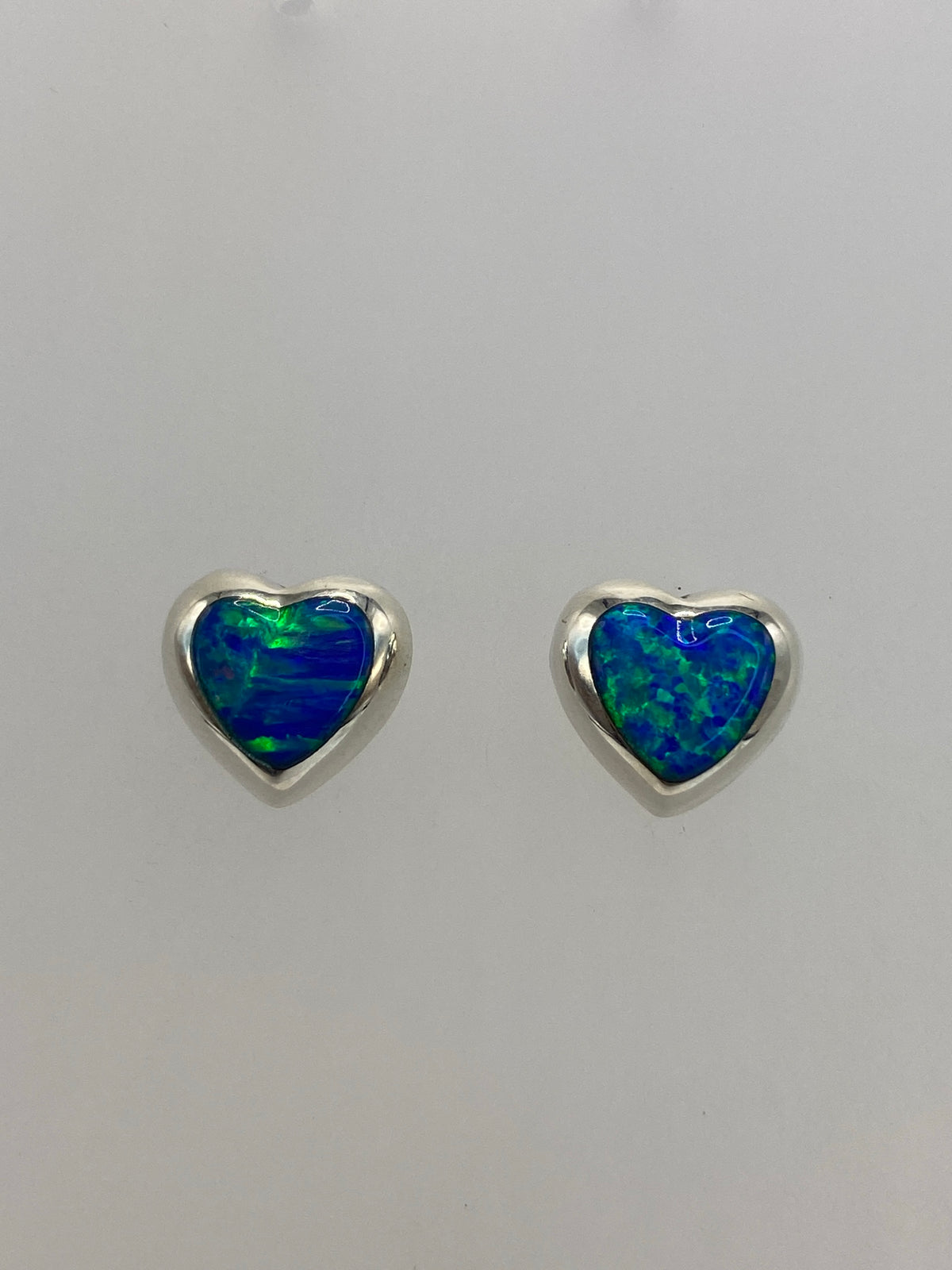Par de aretes de plata 925 con ópalo de fuego azul engastado, forma de corazón