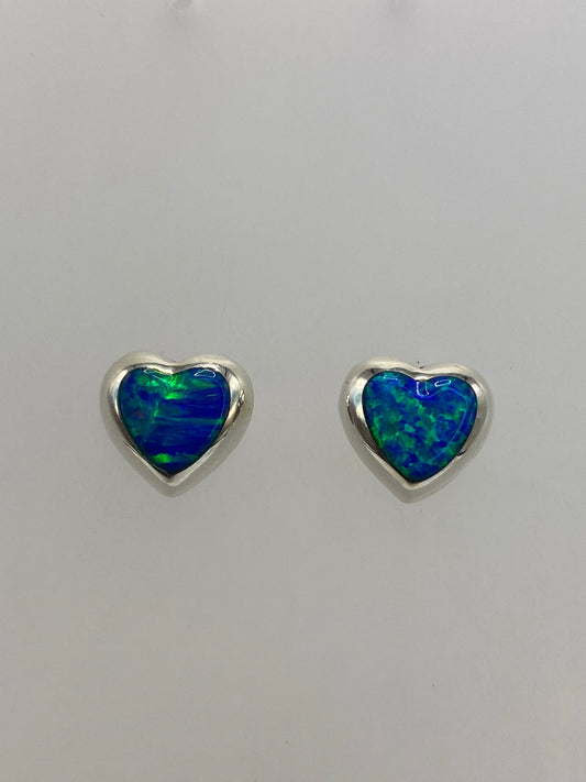 Par de aretes de plata 925 con ópalo de fuego azul engastado, forma de corazón