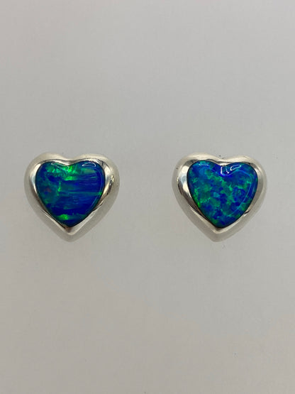 Detalle del ópalo de fuego azul en el arete, mostrando los destellos internos