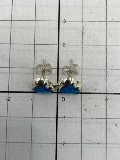 Aretes sobre moneda para escala de tamaño, 1.4 cm de largo