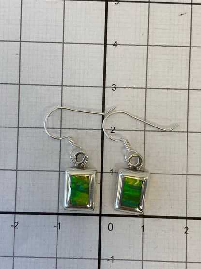 Detalle del reverso de los aretes con el sello 925 en la plata
