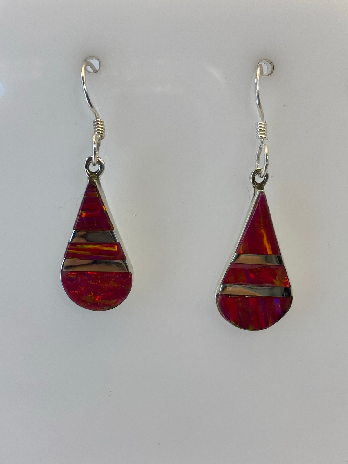 Detalle del Ópalo de Fuego multicolor engastado a mano en plata 950
