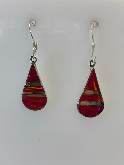 Detalle del Ópalo de Fuego multicolor engastado a mano en plata 950