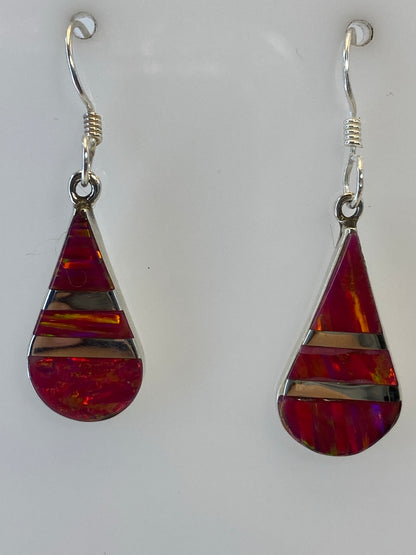 Aretes colgando, mostrando el largo de 3.4 cm y el juego de luces del Ópalo
