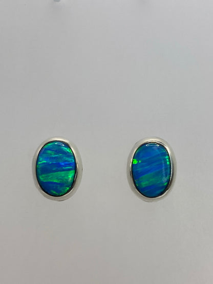 Par de aretes de plata con opalo de fuego azul cielo, lado a lado
