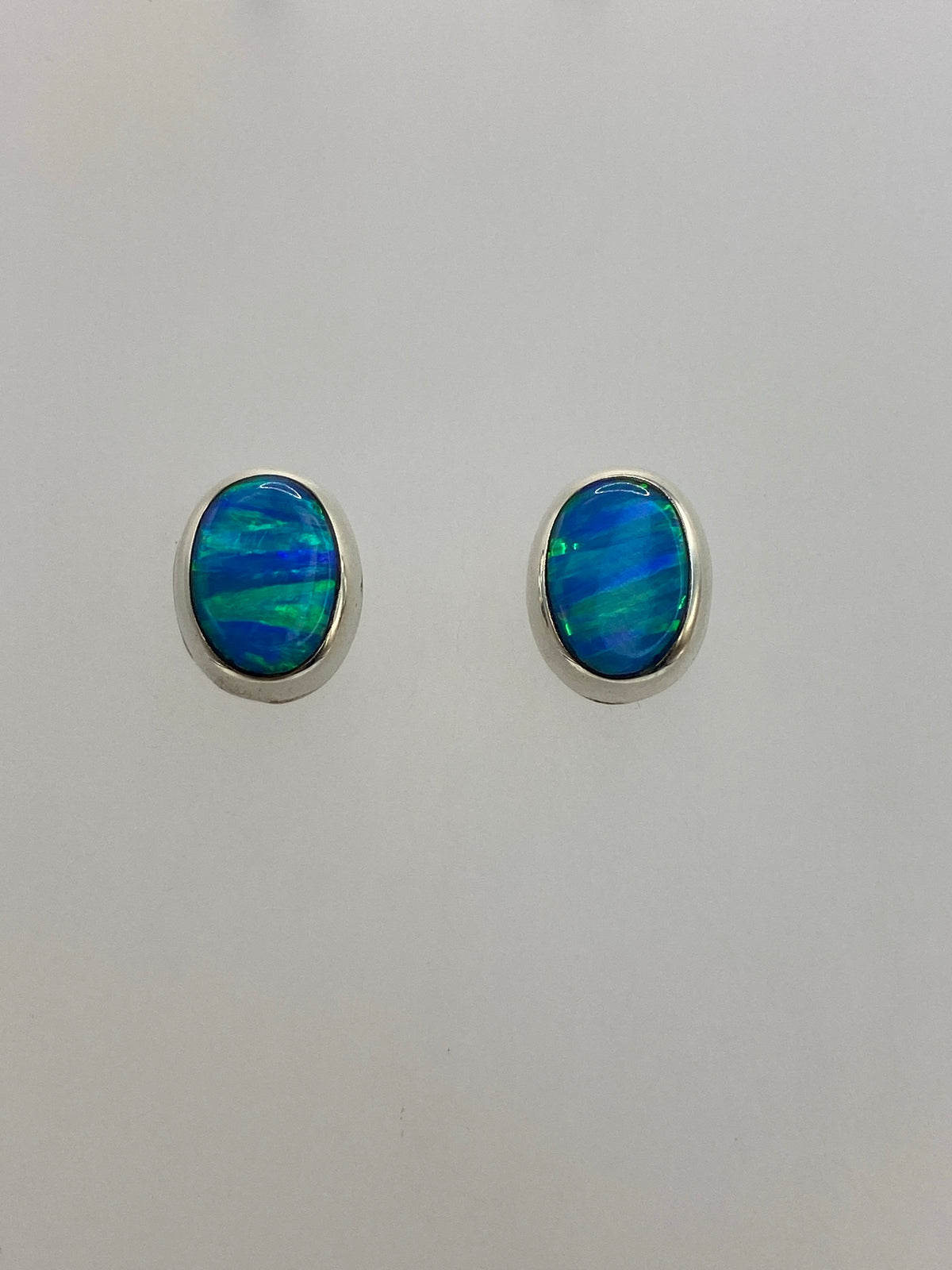 Detalle del engaste de opalo en plata 925 con reflejos multicolores