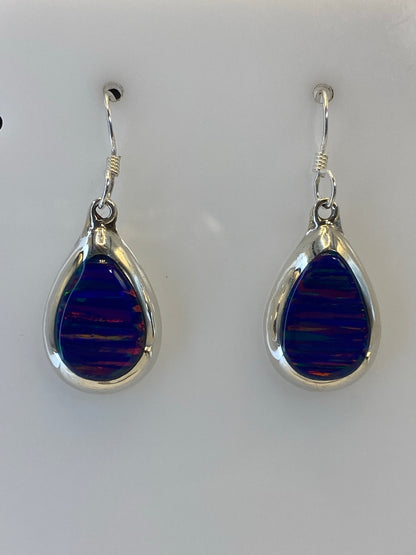 Detalle del engaste de Ópalo de Fuego multicolor en plata, mostrando los colores naranja y rojo