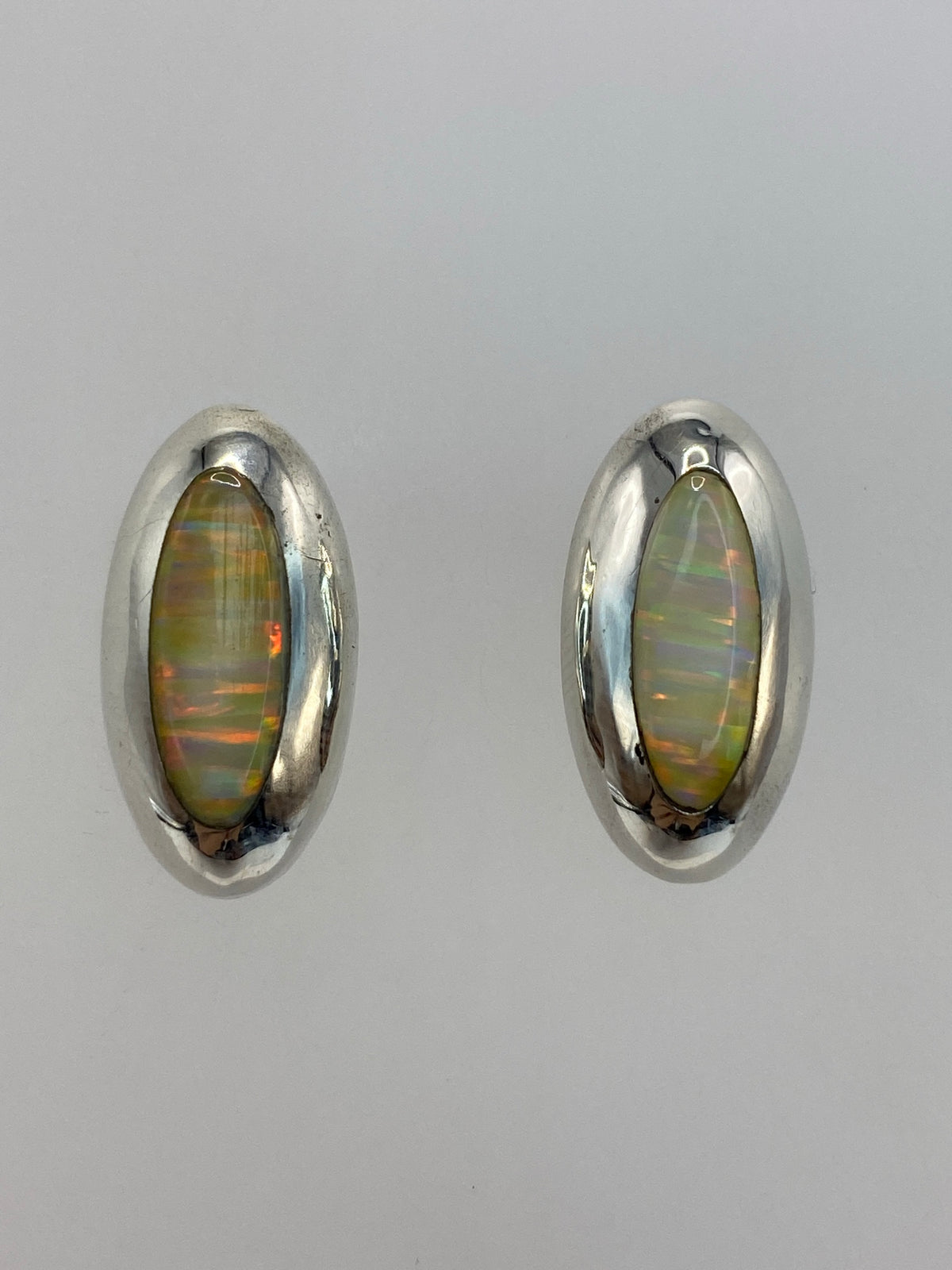 Par de aretes de plata 925 con Ópalo de Fuego blanco engastado, diseño ovalado delicado