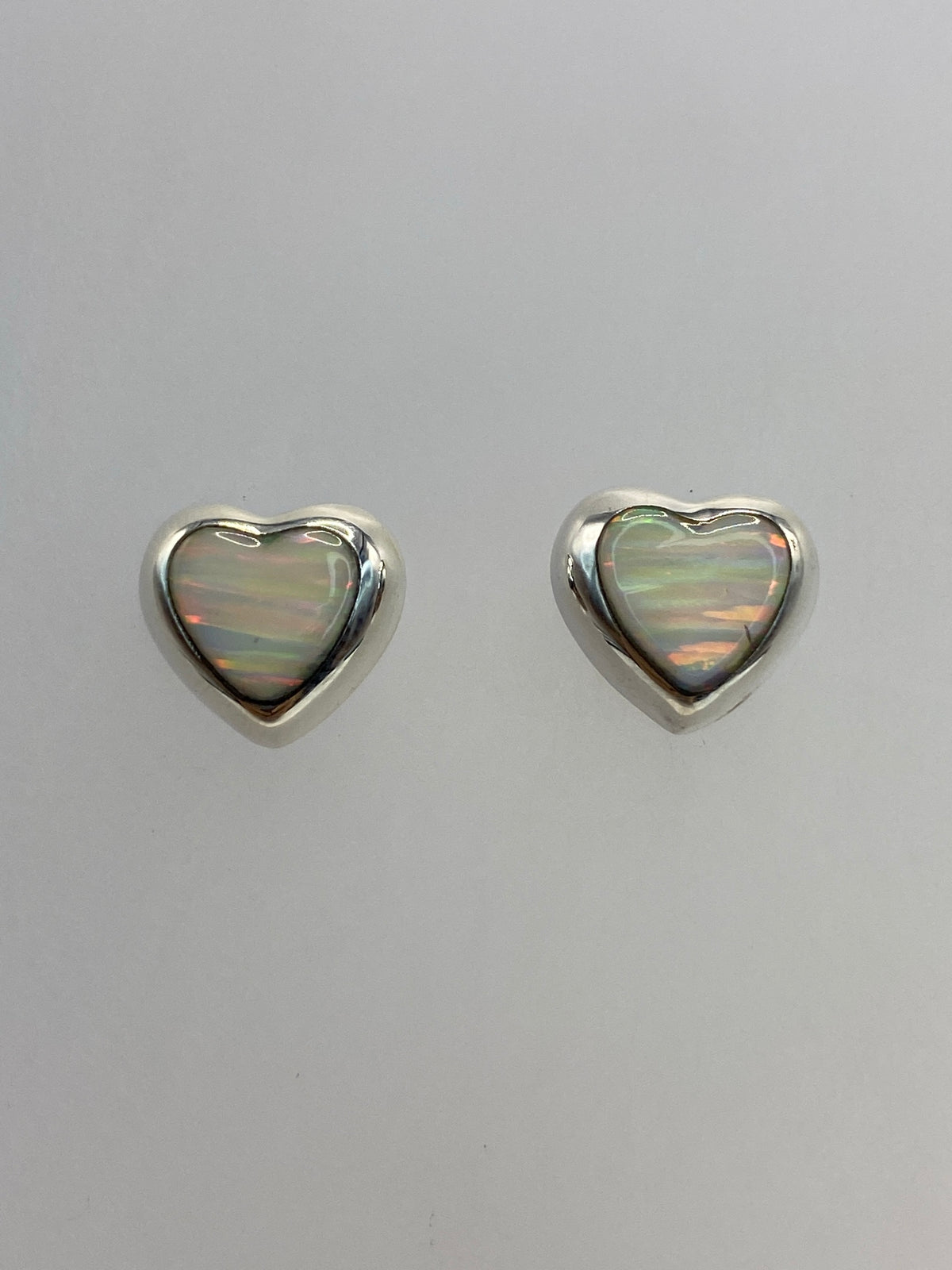 Detalle del engaste a mano del ópalo blanco en plata 925