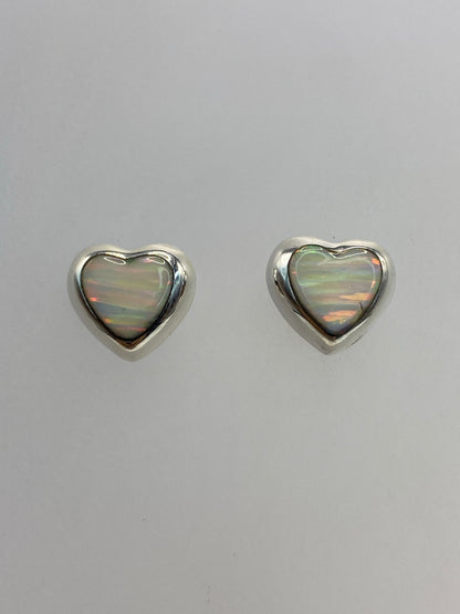 Detalle del engaste a mano del ópalo blanco en plata 925