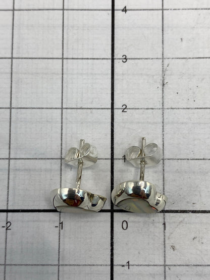 Reverso de los aretes mostrando el Quinto 925 y el poste con mariposa