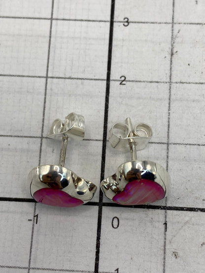 Comparativa de tamaño: aretes con ópalo rosa junto a escala de centímetros