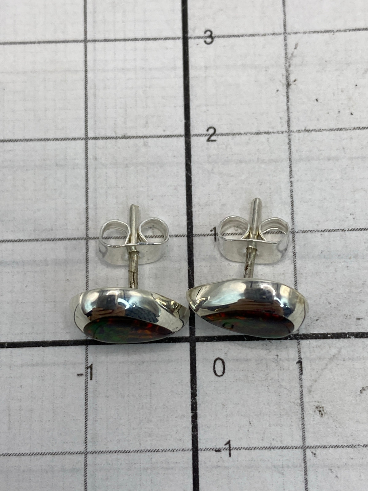 Aretes de plata con opalo de fuego sobre fondo blanco, largo 1.3 cm