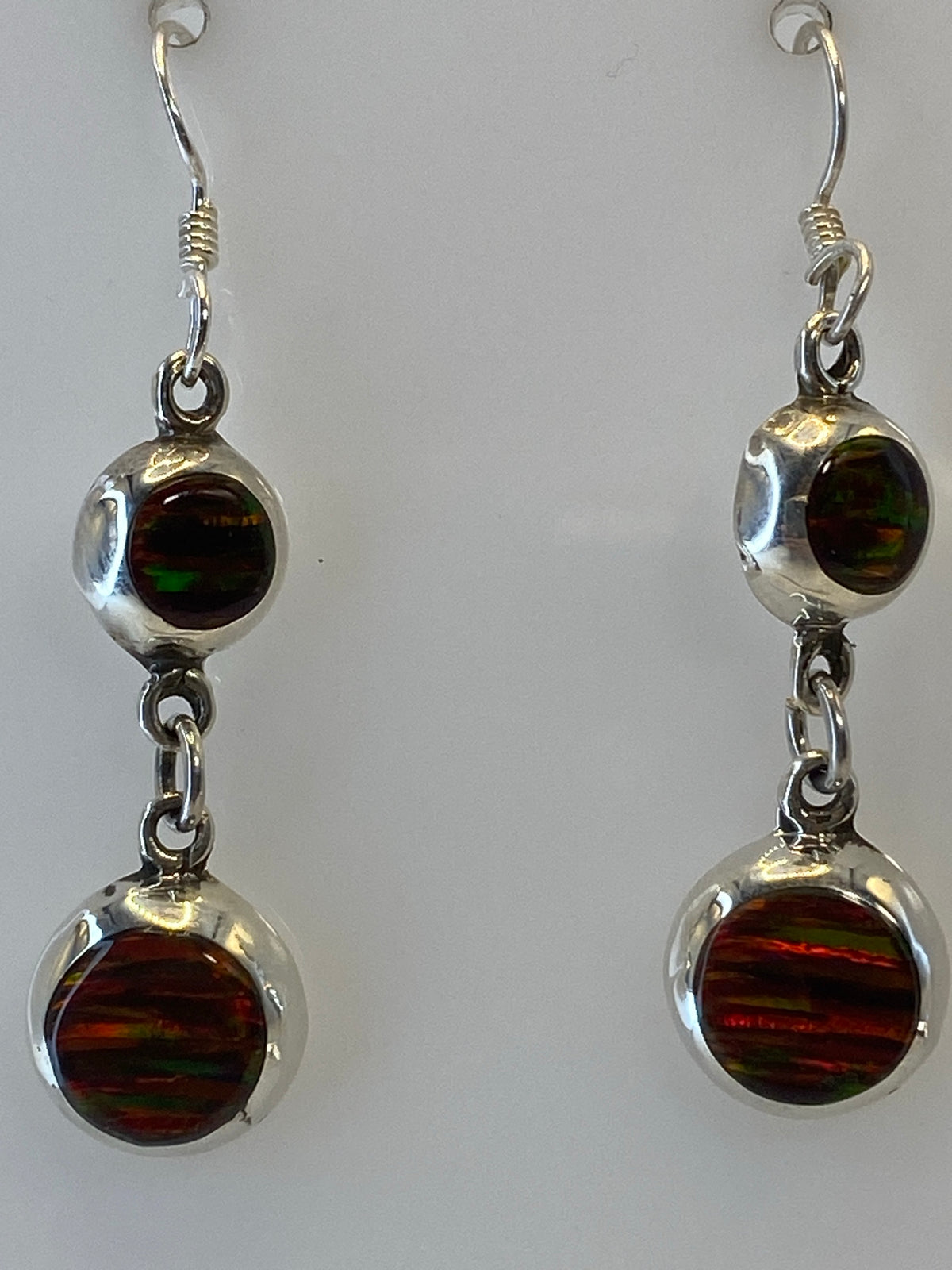Aretes de Taxco con reflejos rojos y naranjas del Ópalo de Fuego