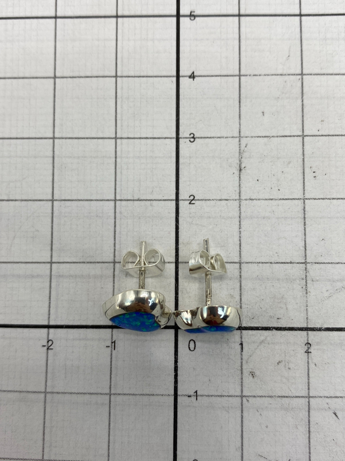 Aretes sobre fondo blanco con marca del Quinto 925 visible