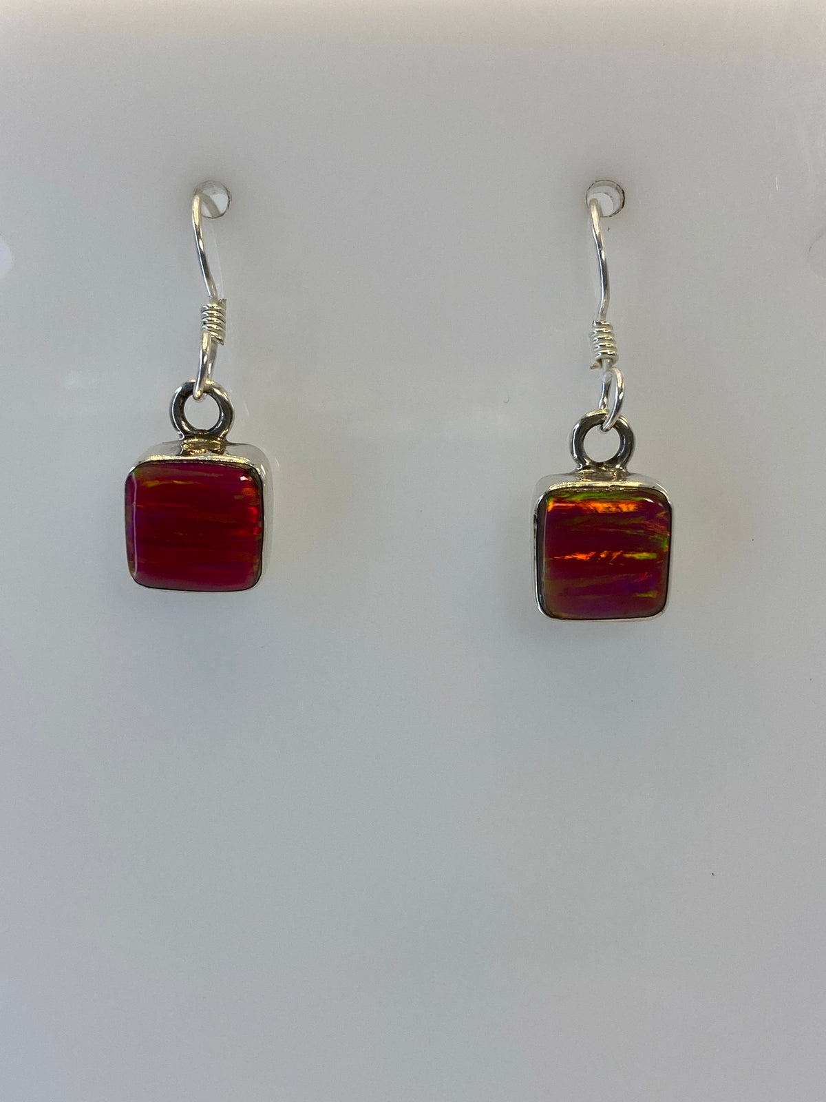 Detalle del ópalo de fuego con reflejos rojos, naranjas y dorados engastado en plata 925