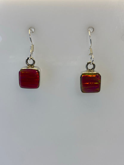 Detalle del ópalo de fuego con reflejos rojos, naranjas y dorados engastado en plata 925