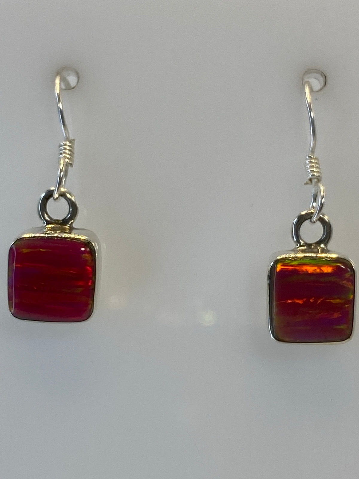 Aretes sobre regla mostrando largo de 2 cm