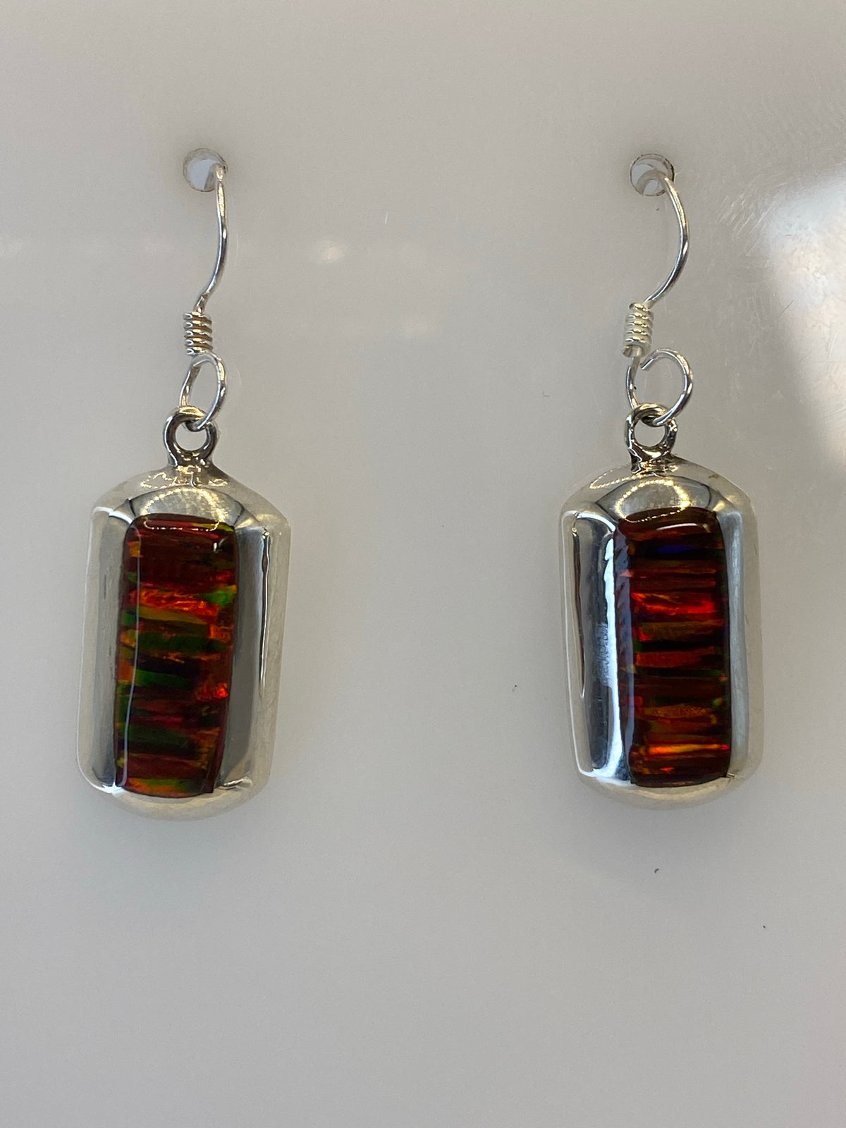 Aretes de plata 925 con ópalo de fuego multicolor engastado a mano en marco rectangular