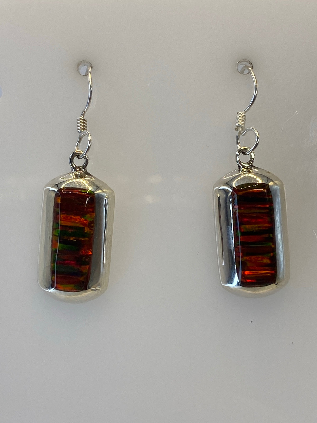 Detalle del ópalo de fuego mostrando los reflejos rojo, naranja, verde y ámbar