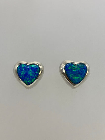 Par de aretes de plata con ópalo de fuego azul, engaste visible a mano