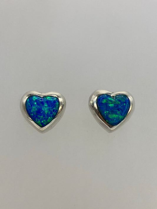 Par de aretes de plata con ópalo de fuego azul, engaste visible a mano